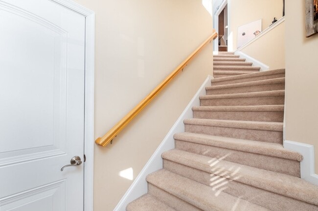 Building Photo - 3BR Open Floor Plan with Garage in Captain...
