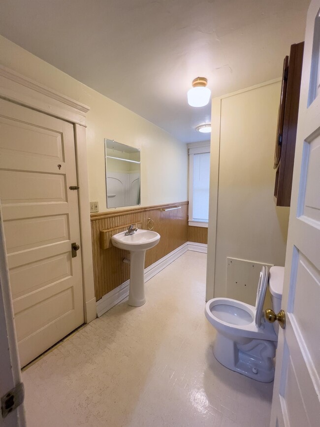 Building Photo - 921 Linden Grove Ave