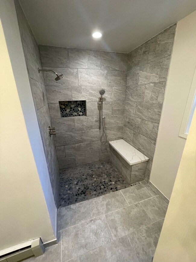 Building Photo - Quiet 4Bd 2Ba home avail. for a 3-5 month Seasonal Lease! Avail. Call and inquire today!