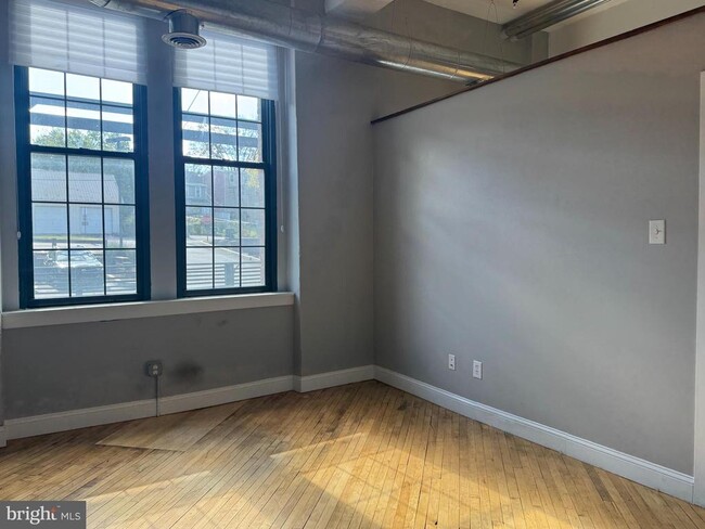 Building Photo - 200 Lincoln Ave