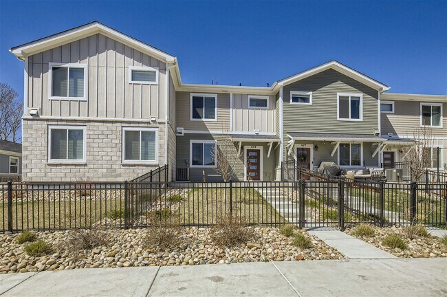 Building Photo - Beautiful SW Longmont Townhome