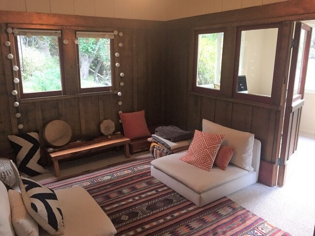 Building Photo - Classic Mill Valley 3 Bedroom Home