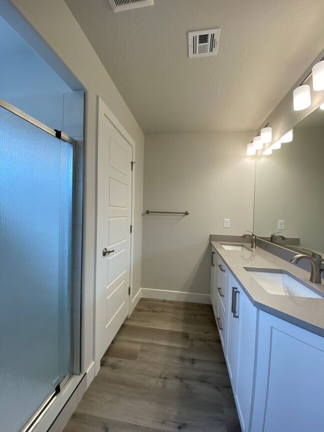 Building Photo - Mustang Townhome!!