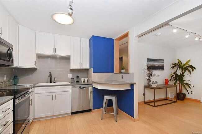 Building Photo - HIGHLY DESIRABLE West Pearl 2 Bed 1 Bath Top Floor Condo-Available August 5th!