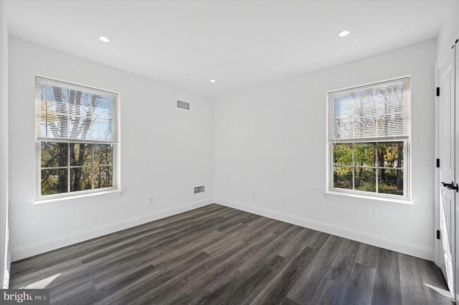Building Photo - 605 Tabak Ave