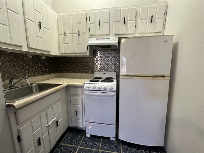 Building Photo - 658 Tremont St