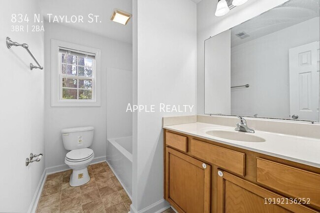 Building Photo - 834 N Taylor St