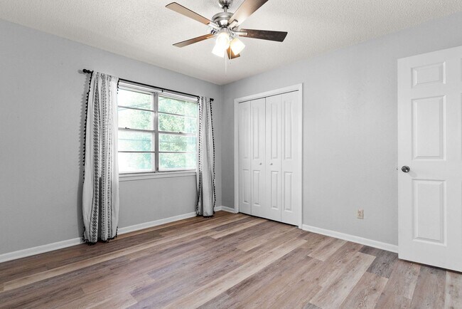 Building Photo - $500 off first months rent