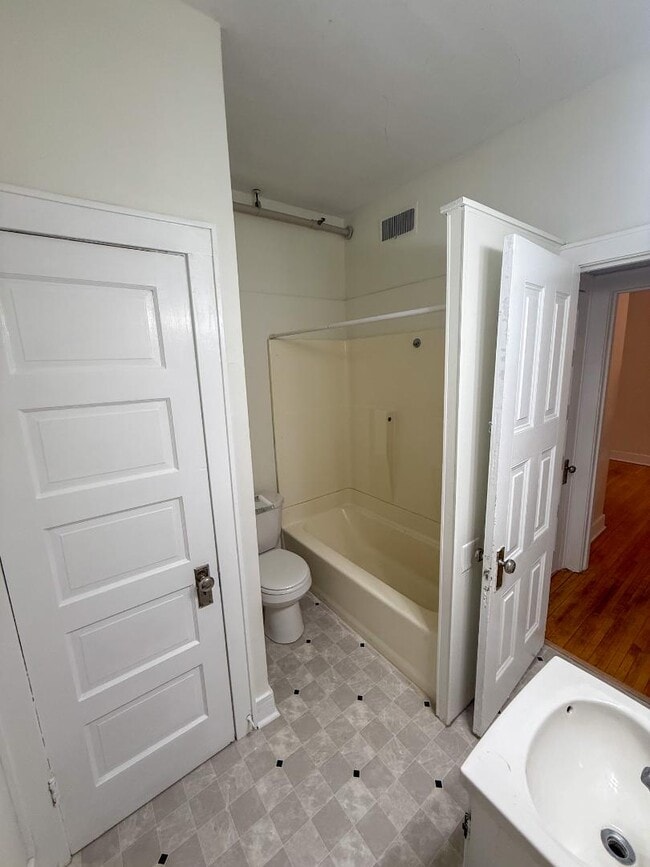 Building Photo - 10 1/2 N Minnesota St