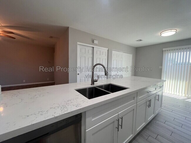 Building Photo - 408 W Blackhawk Dr