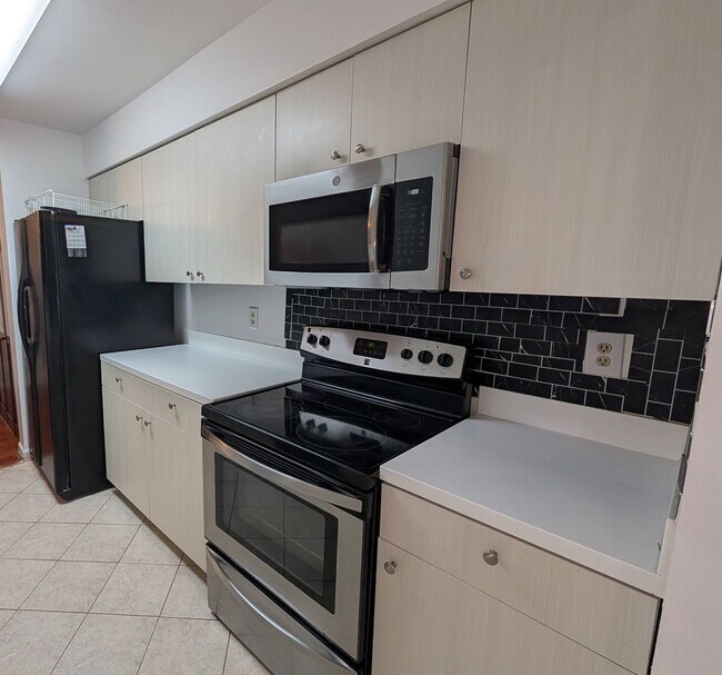 Building Photo - Available August 1, 2026 – Beautiful Townhome in Potomac Hills!