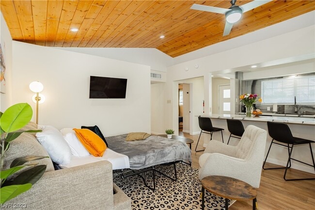 Building Photo - 2205 Santa Paula Dr