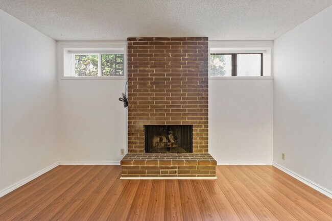 Building Photo - Spacious Home ! Huge living room, 2nd family room, kitchen nook and extra room off kitchen. Large...