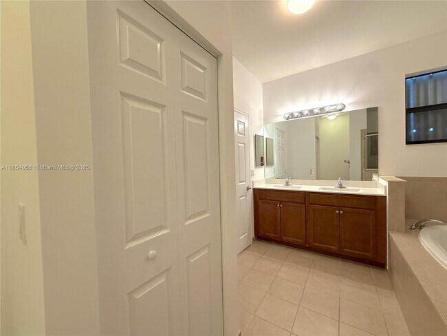 Building Photo - 4228 SW 166th Ct