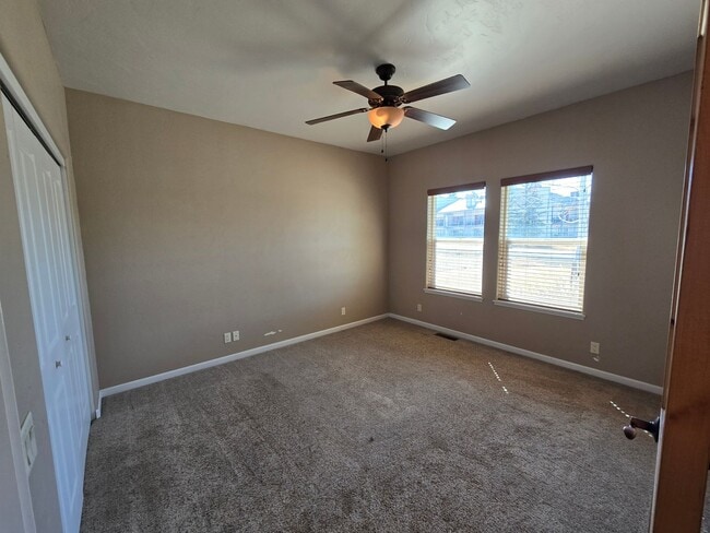 Building Photo - 215 Valley View Dr