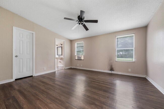Building Photo - 15807 Cypress Garden Dr