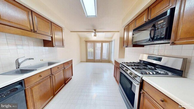 Building Photo - 6279 Walkers Croft Way