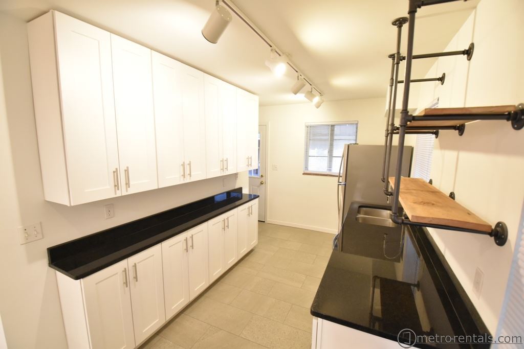 kitchen - 323 E Livingston Ave