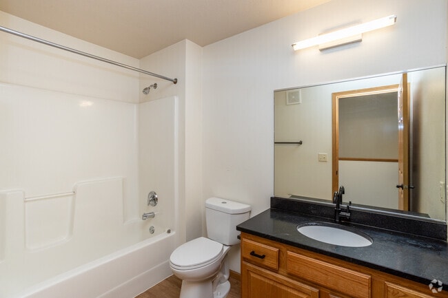 2BR, 2BA - 1,123SF - Secondary Bathroom - Maple Park