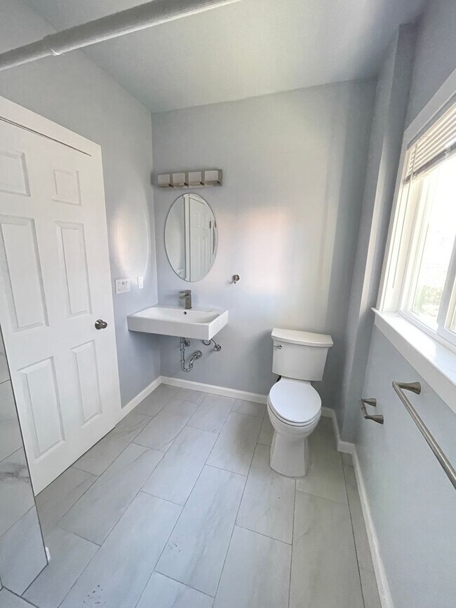 Building Photo - Beautifully updated 3-bedroom, 2-bathroom ...