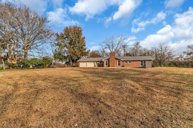 Building Photo - 341 Hickory Dr