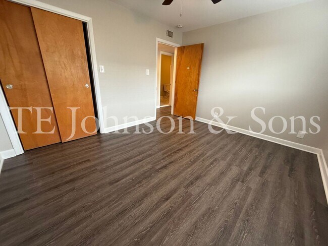 Building Photo - 2 Bedroom Salem View Apartment!