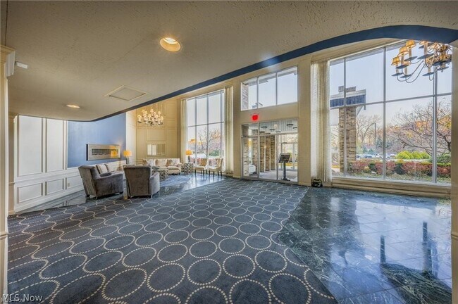 Building Photo - 2112 Acacia Park Dr