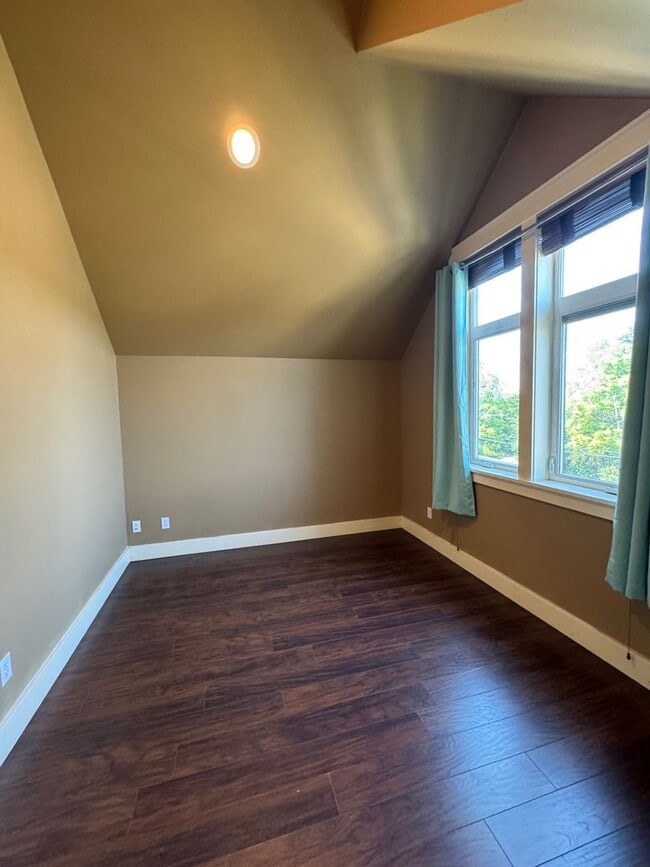 Building Photo - Cozy 3 bed 2.5 bath townhome on North Quee...