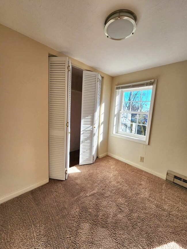 Building Photo - Adorable upstairs apartment