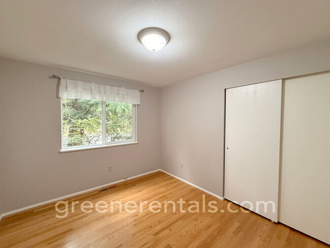 Building Photo - 3BD/1BA West Olympia Rambler