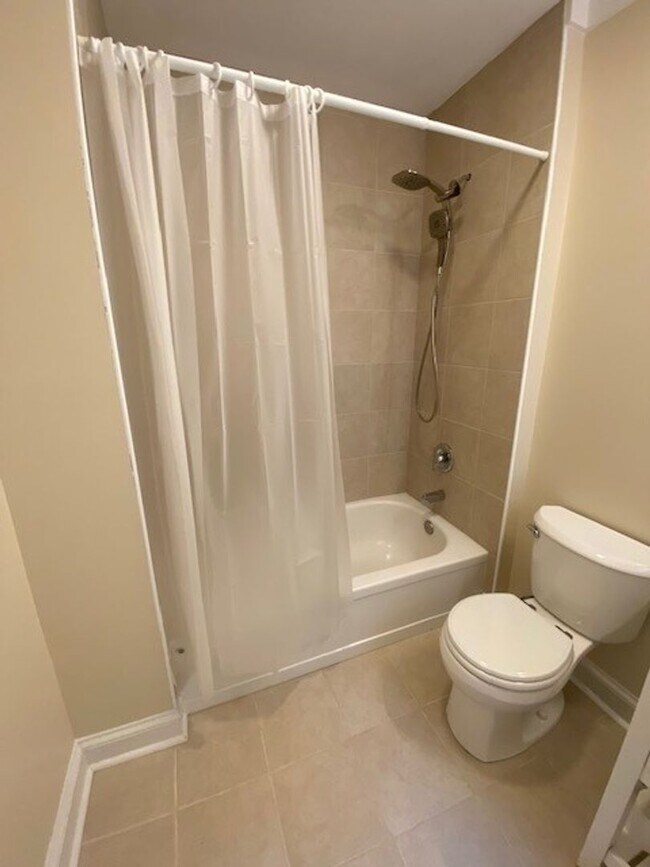 Building Photo - Introducing a charming 2-bedroom, 2-bathro...