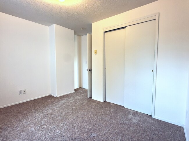 Building Photo - 905 NE 94th Ave