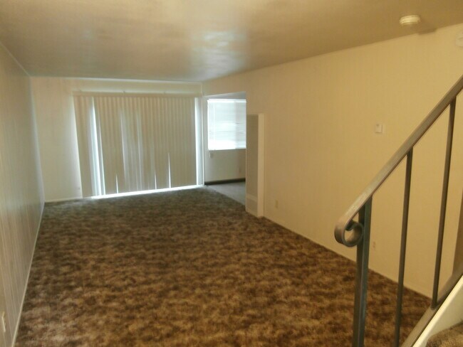 Building Photo - 4 Bedroom 1.5 Bathroom Townhouse (Accepting Section 8)