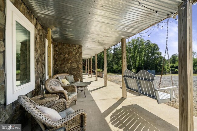 Building Photo - 120 Shady Oaks Ln