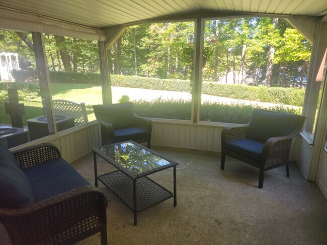 Building Photo - 9976 Edgewood Ave