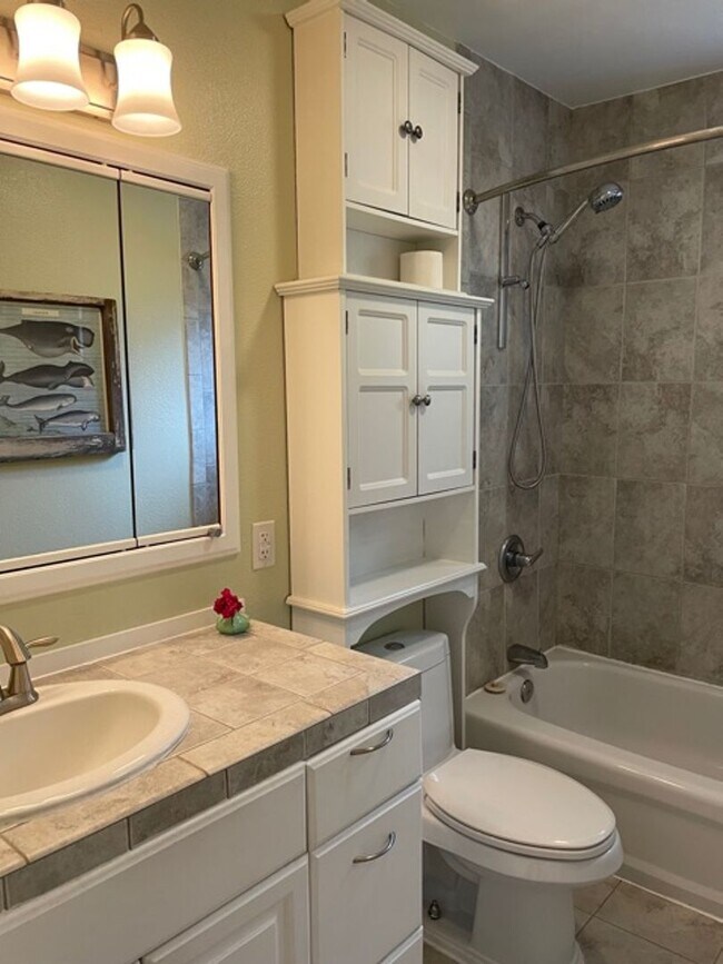 Building Photo - CHARMING 2 BED/1 BATH COZY COTTAGE LOCATED...