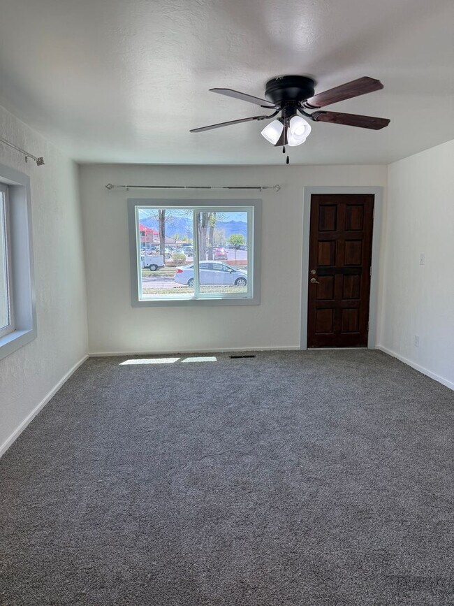 Building Photo - 2 bed 1 bath on Montezuma