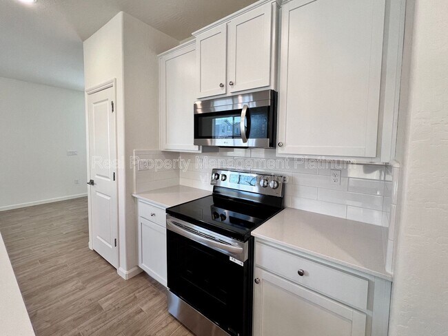 Building Photo - 6596 E Cresthaven Dr