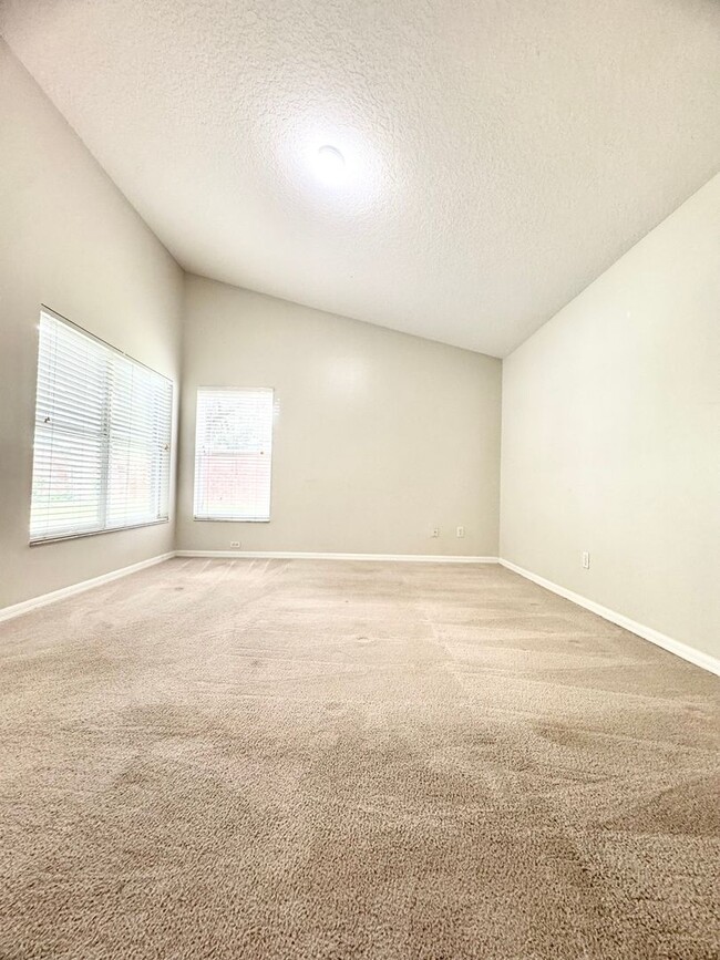 Building Photo - Beautifully Updated 4/3, Gated Community, ...