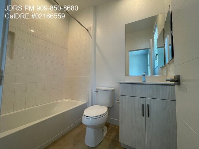 Building Photo - El Monte 2 Bedroom Townhome