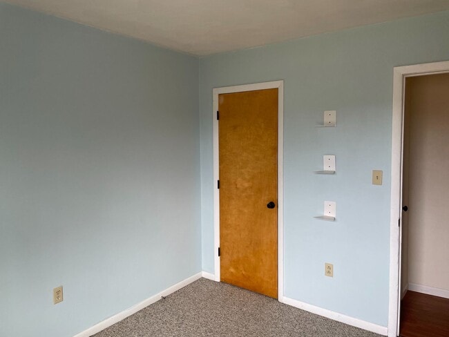 Building Photo - 3 BR 1.5 Bath Townhouse