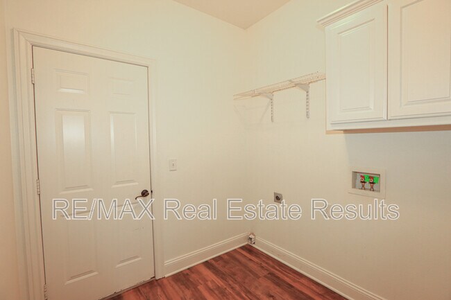 Building Photo - 303 NW Palomino St