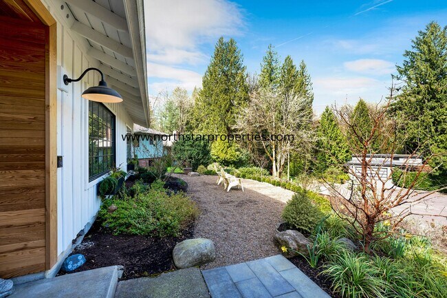 Building Photo - Lake Oswego Beauty Next to Tryon Creek