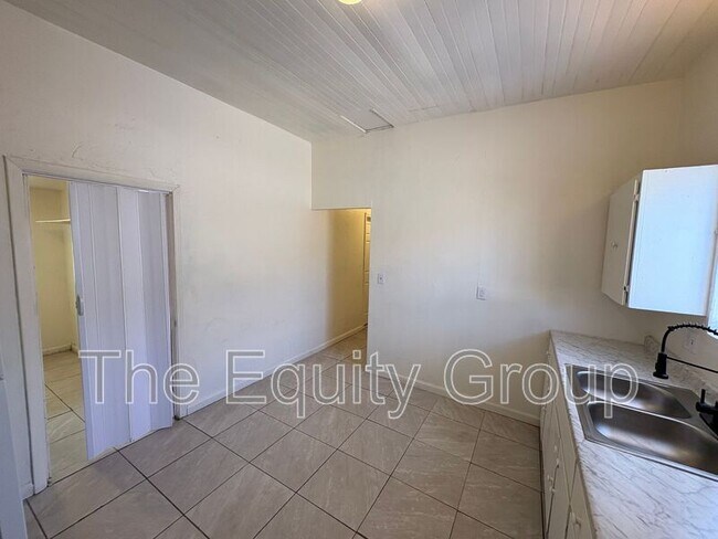 Building Photo - 326 S L St