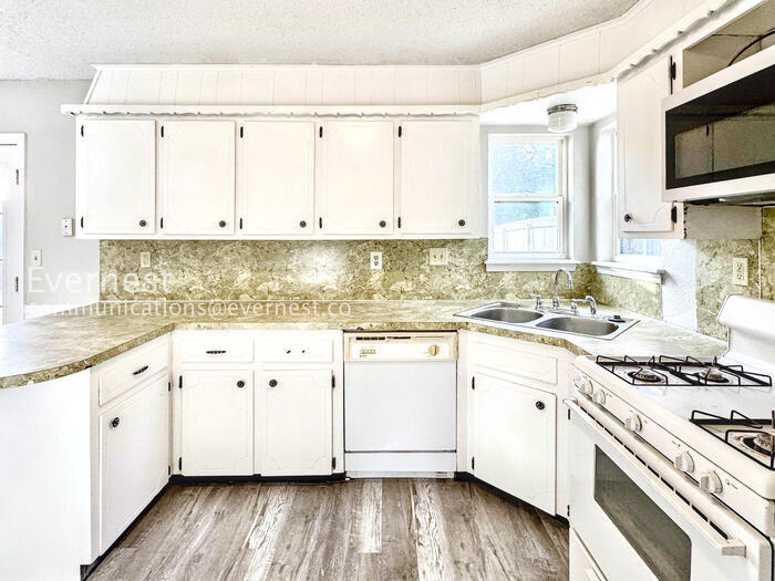 Building Photo - 1756 S Pine Ave