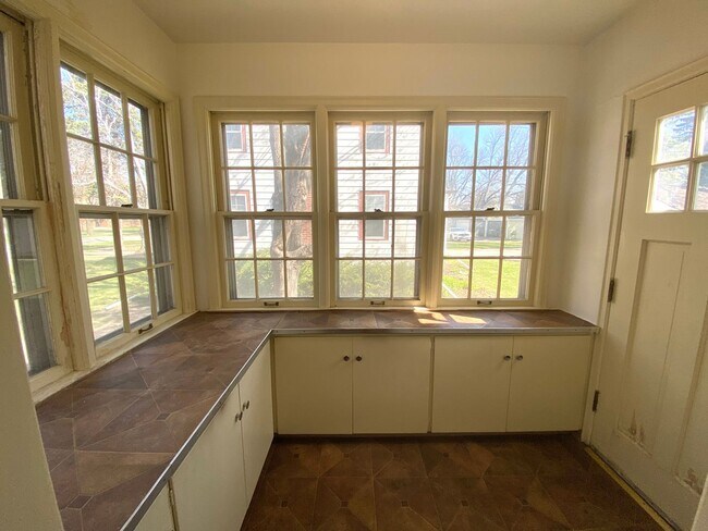 Building Photo - Stunning Historic 4 Bed Home Near NDSU