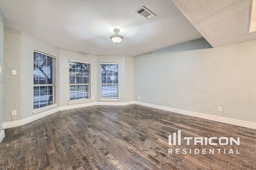 Building Photo - 220 Flatwood Dr