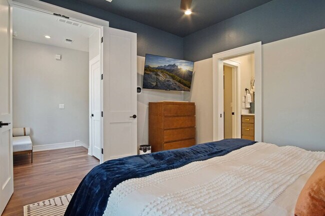 Building Photo - 225 W 1st St