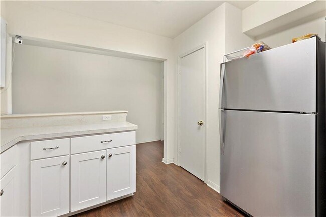 Building Photo - Duplex 11 Bedrooms 6 Baths Available August 2025