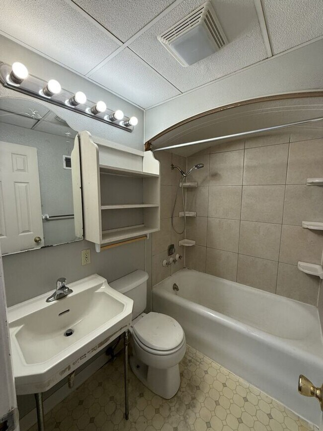 Building Photo - 1544 D St